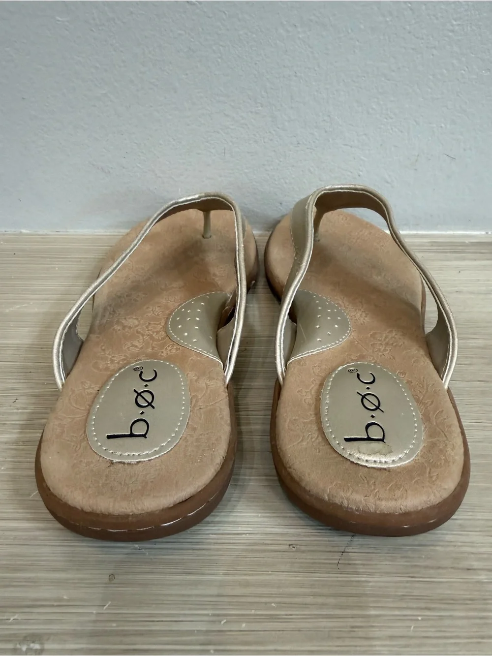b.o.c. By born Women’s Metallic Gold Thong Sandals flip flops size 9